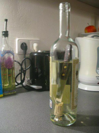 Это называется "когда мужчины нет рядом".. 
Я помню на моем девичники толпа рукожопов тоже не могла победить бутылку вина..) Ничего женщины не могут без мужчин!! Пришлось за ромом идти, так крышечка проще))))