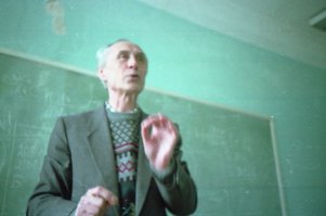 Логика прекрасна. Судя по всему, оценивая зарплаты, американский таксист гений, по сравнению с доцентом нашей кафедры.