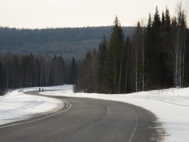 Что бы не сложилось ложное впечатление о том что яко бы это две "парадных дороги" давай отправимся в путешествие до города Абакан. 450 км. на автобусе преодолевается за 7-8 часов, на автомобиле за 5-6 часов. Непривычное словосочетание "Российские хорошие дороги", не правда ли? Но так оно и есть.