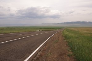 Что бы не сложилось ложное впечатление о том что яко бы это две "парадных дороги" давай отправимся в путешествие до города Абакан. 450 км. на автобусе преодолевается за 7-8 часов, на автомобиле за 5-6 часов. Непривычное словосочетание "Российские хорошие дороги", не правда ли? Но так оно и есть.