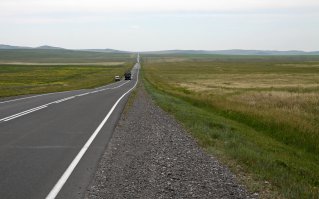 Что бы не сложилось ложное впечатление о том что яко бы это две "парадных дороги" давай отправимся в путешествие до города Абакан. 450 км. на автобусе преодолевается за 7-8 часов, на автомобиле за 5-6 часов. Непривычное словосочетание "Российские хорошие дороги", не правда ли? Но так оно и есть.