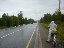 Что бы не сложилось ложное впечатление о том что яко бы это две "парадных дороги" давай отправимся в путешествие до города Абакан. 450 км. на автобусе преодолевается за 7-8 часов, на автомобиле за 5-6 часов. Непривычное словосочетание "Российские хорошие дороги", не правда ли? Но так оно и есть.