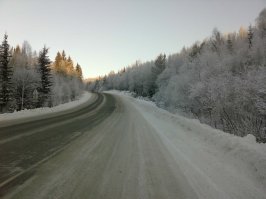 Что бы не сложилось ложное впечатление о том что яко бы это две "парадных дороги" давай отправимся в путешествие до города Абакан. 450 км. на автобусе преодолевается за 7-8 часов, на автомобиле за 5-6 часов. Непривычное словосочетание "Российские хорошие дороги", не правда ли? Но так оно и есть.