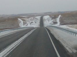 Что бы не сложилось ложное впечатление о том что яко бы это две "парадных дороги" давай отправимся в путешествие до города Абакан. 450 км. на автобусе преодолевается за 7-8 часов, на автомобиле за 5-6 часов. Непривычное словосочетание "Российские хорошие дороги", не правда ли? Но так оно и есть.