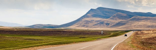 Что бы не сложилось ложное впечатление о том что яко бы это две "парадных дороги" давай отправимся в путешествие до города Абакан. 450 км. на автобусе преодолевается за 7-8 часов, на автомобиле за 5-6 часов. Непривычное словосочетание "Российские хорошие дороги", не правда ли? Но так оно и есть.