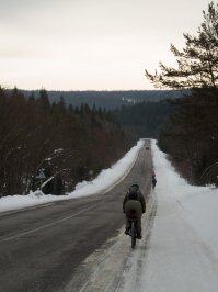 Что бы не сложилось ложное впечатление о том что яко бы это две "парадных дороги" давай отправимся в путешествие до города Абакан. 450 км. на автобусе преодолевается за 7-8 часов, на автомобиле за 5-6 часов. Непривычное словосочетание "Российские хорошие дороги", не правда ли? Но так оно и есть.