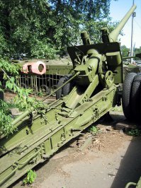 Повторим ещё раз. При установке ствола 122 речь не шла о д-25 как об окончательном выборе, было по крайней мере о 5 стволах, как с раздельным, так и унитарным бп. По результатам испытаний выяснилось, что раздельное заряжание наиболее удобно и скорострельно при данном боевом отделении. 
Кстати о карабелке. Пушка Иса имеет сухопутное происхождение)) А-19 или 122-мм корпусная пушка образца 1931/37 годов.
"В августе 1943 года Ж. Я. Котин, конструктор перспективного тяжёлого танка «ИС», опираясь на опыт Курской битвы (продемонстрировавшей высокую эффективность 122-мм пушек против тяжёлых немецких танков), предложил вооружить новый танк пушкой А-19. Предложение было принято, и КБ завода № 9 было приказано в срочном порядке разработать танковый вариант А-19. В ноябре 1943 года новое орудие было создано путём наложения ствольной группы пушки Д-2 на люльку 85-мм танковой пушки Д-5, изначально установленной в танк ИС-1. Его испытания закончились в целом успешно. С декабря 1943 года орудие, получившее наименование 122-мм танковая пушка образца 1943 года (Д-25Т) («совмещённый» индекс от Д-2 и Д-5) начали устанавливать на танки ИС-2. Конструктивно Д-25Т отличалась от А-19 облегчённой конструкцией, наличием дульного тормоза, переносом органов управления на одну сторону, введением электроспуска и рядом других деталей. Первые модификации Д-25Т имели, как и А-19, поршневый затвор; с начала 1944 года в серию пошла модификация Д-25Т с полуавтоматическим клиновым затвором. Баллистика и боеприпасы Д-25Т и А-19 были идентичны. Изначально объём выпуска Д-25Т был небольшим и рассматривалась возможность установки в ИС-2 непосредственно пушек А-19. Однако завод № 9 успешно увеличил производство Д-25Т и вопрос о монтаже А-19 в ИС-2 отпал. Пушки Д-25Т устанавливались на серийные тяжёлые танки военного времени ИС-2 и ИС-3, а её последующие модификации — на опытные и серийные образцы послевоенных тяжёлых танков, например, тяжёлый танк Т-10 вооружался 122-мм пушкой Д-25ТА."