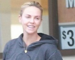 Думаю вы не справедливы. Это совсем не просто.
"...Для главной роли в фильме «Монстр» Шарлиз Терон набрала 30 фунтов (около 13 кг). Каждый съемочный день ей приходилось вставлять зубные протезы и контактные линзы, а также накладывать по несколько слоев грима разного оттенка..." 

Читать оригинал: 

Вот она без макияжа. Уродиной ни как не назвать. А ей за сорок.