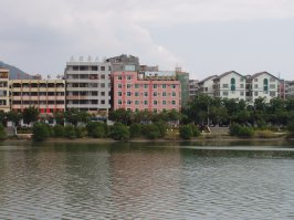 Рядом находятся несколько прекрасных заливов с пляжами из белого песка и чистейшей морской водой