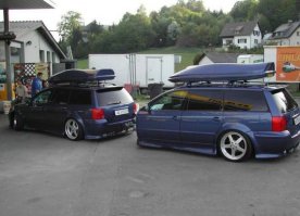 Внимание, вопрос:
-какая здесь нагрузка на крюк? И на какой скорости всю эту халабуду будет мотать в стороны?

Прицеп с грузом должен быть уравновешен по оси, так что бы его можно было взять за сцепное устройство и балансировать рукой. То есть нагрузка на крюк около 10кг,  иначе уже при 70-80кмч экипаж кидает по полосе.