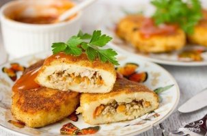 С фаршем или начинкой из грибов - правильнее. Колбаса - готовое блюдо.