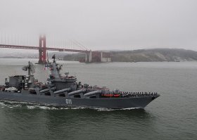 ракетный крейсер варяг. (Червона украина до 1996г)

Вооружение

    Противокорабельное — 16 пусковых установок комплекса «Вулкан» (боекомплект 16 ПКР П-1000)
    Противолодочное — два торпедных аппарата, реактивные бомбовые установки РБУ-6000
    Противолодочный вертолёт Ка-25/Ка-27
    Противовоздушное — одна 130-мм установка АК-130, шесть — АК-630, две установки ЗРК «Оса-МА», восемь ЗРК С-300Ф «Форт»

Кораблестроительные элементы

    Водоизмещение — 11 280 т
    Длина — 186,5 м
    Ширина — 20,8 м
    Высота по миделю — 42,5 м
    Осадка наибольшая — 7,6 м
    Мощность ГЭУ — газотурбинный, 4 × 22 500 л. с.

Ходовые характеристики

    Скорость хода — 32 узла
    Дальность плавания — 7500 миль
    Автономность — 30 суток
    Экипаж — 476 (510) человек
