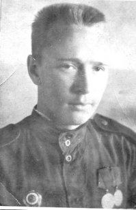 Мой отец был тяжело ранен в марте 1944- го. С контузией, множественное осколочное. С тех пор, до конца жизни, его валила с ног одна рюмка. 
А пара бутылок пива - это полная отключка часа  на  полтора.
Вот такая особенность.
На фото - он в 1945-м.