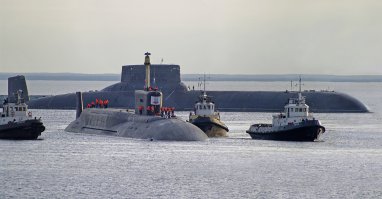 Крупнейшим стратегическим подводным ракетоносцем был проект 941.
Борей на фоне акулы и люди на фоне кормовых винтов и рулей.