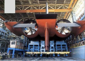 Крупнейшим стратегическим подводным ракетоносцем был проект 941.
Борей на фоне акулы и люди на фоне кормовых винтов и рулей.