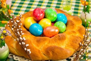 Вот ещё отличная идея: венок - косичка из сдобного теста (вместо кулича) + яйца, удобно нести (например, святить), да и смотрится красиво.