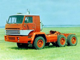 Добавлю еще.
Переднеприводный автобус низкопольный и экспериментальный камаз Э6410