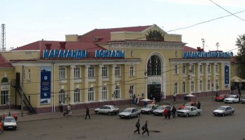 Если обойти справа, то там была замечательная закусочная. Курица, взятая там в дорогу была настолько вкусная, что не доживала до второго вечера. А внутре, в буфете были самые замечательные пельмени с уксусом и сметаной.
В 86 году 
Эххх молодо-зелено...