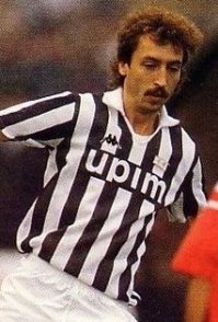 Я что, Черенкова не знаю...
Сравните эти фотки с верхней.
Есть ещё один нюанс: Черенков практически не играл за сборную, Олейников - постоянно