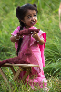 а как же ма пэтит из американской истории ужасов? 18-летняя студентка из Индии Джиоти Амге была занесена в Книгу рекордов Гиннеса как самая маленькая женщина из ныне живущих. Ее рост составляет всего 62.8 см, а церемония вручения официального свидетельства совпало с Днем ее рождения.