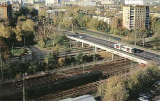 Мост через железную дорогу.Вдалеке 1000 мелочей.