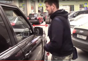 Ты либо пдд выучи, либо не выступай со своим высером. Согласно пункту 12.2 ПДД, ставить транспортное средство разрешается в один ряд параллельно краю проезжей части, за исключением тех мест, конфигурация (местное уширение проезжей части) которых допускает иное расположение транспортных средств.

Почему все должны перестраиваться в один ряд из-за мудака, которому не найти место?