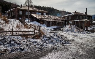 блин, очередной высер, который все проглатывают. Эх, наивные вы 
"В России я такого уровня не встречал." пишет автор, что очень странно.

Попробую создать что-то подобное, но краткое: И так, как живет Россия. На примере поселка Коммунар.

И следующее - на примере поселка Рублевка.

К чему это я, жизнь ЦЕЛОГО государства ну невозможно передать несколькими фотографиями одного поселка. Либо озаглавливайте публикации корректно