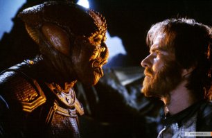 Враг мой (1985)

В глубинах нашей галактики, на огромном расстоянии от Земли люди ведут кровопролитную войну с расой рептилий. Войну, которой Земля отдает последние силы, войну на полное уничтожение.

В одной из жестоких схваток в окрестностях гористой планеты в системе двойной звезды пилот Виллис Дэвидж сбивает машину чужого, но тут же получает несколько попаданий и выходит из боя.

Единственное место, где можно выжить после падения — та самая планета. Но упав, он обнаруживает, что сбитый им чужой не погиб. Смертельные враги оказываются заперты в одной клетке, и выбор прост — уничтожить друг друга или заключить перемирие и попытаться спастись.

Что окажется сильнее: желание жить или ненависть и боль за погибших?