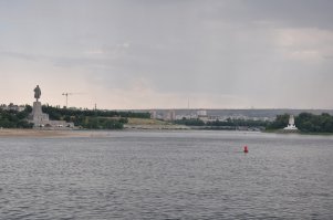 В Волгограде еще и дедушка Ленин есть не самый маленький.



3. «Речную развилку» трудно проглядеть: на правом берегу у входа в ВДСК высится огромный памятник Ленину – это самый большой памятник Ильичу в мире, занесённый в книгу рекордов Гиннеса ещё и как самый большой памятник реально жившему человеку. Интересно, что раньше вместо него стоял столь же большой памятник Сталину.