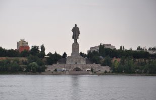В Волгограде еще и дедушка Ленин есть не самый маленький.



3. «Речную развилку» трудно проглядеть: на правом берегу у входа в ВДСК высится огромный памятник Ленину – это самый большой памятник Ильичу в мире, занесённый в книгу рекордов Гиннеса ещё и как самый большой памятник реально жившему человеку. Интересно, что раньше вместо него стоял столь же большой памятник Сталину.
