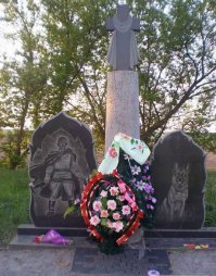 Бой у села Легедзино...
Памятник геройски погибшим пограничникам и служебным собакам находится на Черкащине...