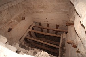 Куда интереснее использование дерева в погребальной камере.