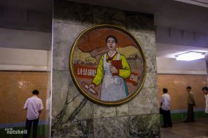 Одному мне кажется, что у "освобожденной женщины" в руках вибратор?