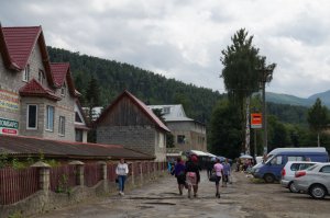 Даже и не знаю, завидовать вашему незамутненному сознанию или нет. Я церковь эту вижу фактически из окна. Слева стройка, которую развалили великие "активисты", а справа огромный мусорный пустырь, в говне и мусоре. Но вам хоть что показывай, у вас все будет фотошоп. Без таких людей, как вы, просто не случилось бы того, что произошло в Украине. Вы даже в какашке увидите красоту и умиление. Целый необычайный мир живет на этой какашке. Живет и крутится, целая цивилизация. Страна может лететь в пропасть, кругом твориться страшные события, а вам радость и умиление. Ведь все можно оправдать и объяснить.Я могу очень много фоток запостить, но не буду. Мне не за чем вам что-то доказывать. Ведь у вас есть интернет под рукой и карты гугл. Живите в своем придуманном мире, и радуйтесь. Я же предпочитаю не заниматься приукрашиванием реальности. На последок, еще немного фоток. Нет в Вене какашечек после лошадок. Как бы вам этого не хотелось бы! Все вылизано, как языком! А первая фотка как бы намекает вам о месте нахождения мусорников. Специально для вас только что нарисовал в фотошопе!