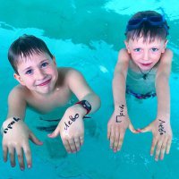 девушкам в автошколе писали на кистях . лево. право.