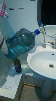 Отдельный кран указывает на фильтр, собственно зачем покупать воду, если своя есть, набрал в бутылку и поставил в куллер. У нас на офисе подобным образом дело обстоит, без колхозинга как на картинке, но принцип такой же: под раковиной стоит отдельный кран куда мы в бутыль чистенькую водичку набираем. Окупаемость проекта - где-то год, ну если пересчитать стоимость системы фильтрации воды, на потребление заказных бутылок которые возят разные компании.