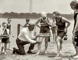 После Первой мировой войны женщины стали обрезать свои купальники выше колена. На пляжах тут же появились проверяющие, которые измеряли длину купального костюма выше колена. Если длина не соответствовала норме, женщине выписывали штраф и удаляли с пляжа.