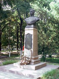 Вообще летчик-штурмовик и Дважды Герой - исключительная редкость. А он еще на штурмовике сбил 7 вражеских самолетов.
Уникальный Человек был!
Вечная память Герою!
А это бюст Герою в Бишкеке.
