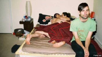 Я с Вами согласен, девушка на парня свою 2 метровую многоколенную вывернутую ногу сложила.