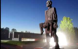 Хатынь:
Жители деревни ничего не знали об утреннем инциденте, в ответ на который был применен принцип общего коллективного наказания, нарушающий все правила и обычаи ведения войны[2].

По приказу Эриха Кернера и под непосредственным руководством Васюры полицейские согнали всё население Хатыни в колхозный сарай и заперли в нём. Тех, кто пытался убежать, убивали на месте[5]. Среди жителей деревни были многодетные семьи: так, например, в семье Иосифа и Анны Барановских было девять детей, в семье Александра и Александры Новицких — семеро. В сарае заперли также Антона Кункевича из деревни Юрковичи и Кристину Слонскую из деревни Камено, которые оказались в это время в Хатыни. Сарай обложили соломой, облили бензином, переводчик-полицейский Лукович поджёг его.

Деревянный сарай быстро загорелся. Под напором десятков человеческих тел не выдержали и рухнули двери. В горящей одежде, охваченные ужасом, задыхаясь, люди бросились бежать; но тех, кто вырывался из пламени, расстреливали из пулемётов. В огне сгорели 149 жителей деревни, из них 75 детей младше 16 лет. Спастись тогда удалось двум девушкам — Марии Федорович и Юлии Климович, которые чудом смогли выбраться из горящего сарая и доползти до леса, где их подобрали жители деревни Хворостени Каменского сельсовета (позднее и эта деревня была сожжена оккупантами, и обе девушки погибли). Сама деревня была уничтожена полностью[5].

Из находившихся в сарае детей семилетний Виктор Желобкович и двенадцатилетний Антон Барановский остались в живых. Витя спрятался под телом своей матери, которая прикрыла сына собой; ребёнок, раненный в руку, пролежал под трупом матери до ухода карателей из деревни. Антон Барановский был ранен в ногу пулей, и эсэсовцы приняли его за мёртвого. Обгоревших, израненных детей подобрали и выходили жители соседних деревень[5]. После войны дети воспитывались в детском доме. Ещё троим — Володе Яскевичу, его сестре Соне и Саше Желобковичу — также удалось скрыться от нацистов.

Из взрослых жителей деревни выжил лишь 56-летний деревенский кузнец Иосиф Иосифович Каминский (1887—1973). Обгоревший и раненый, он пришёл в сознание лишь поздно ночью, когда карательные отряды покинули деревню. Ему пришлось пережить ещё один тяжкий удар: среди трупов односельчан он нашёл своего сына Адама. Мальчик был смертельно ранен в живот, получил сильные ожоги. Он скончался на руках у отца. Иосиф Каминский с сыном Адамом послужили прототипами знаменитого памятника в мемориальном комплексе.

Одному из выживших жителей Хатыни — Антону Барановскому — 22 марта 1943 года было 12 лет. Он никогда не скрывал правду о событиях в Хатыни, открыто об этом говорил, знал имена многих полицаев, сжигавших людей. В декабре 1969 года — через 5 месяцев после открытия мемориального комплекса — Антон погиб при невыясненных обстоятельствах.

Версию событий с рядом отличий опубликовал в 2012 году украинский историк Иван Дерейко в монографии «Місцеві формування німецької армії та поліції у Райхскомісаріаті „Україна“ (1941—1944 роки)». Он пишет, что 118-й полицейский батальон после нападения отряда «Народные мстители» атаковал деревню, где вместо отхода в лес по неизвестной причине решили закрепиться партизаны. В результате штурма деревни было убито 30 партизан и некоторое число мирных жителей, ещё около 20 человек были захвачены в плен. Само же село с оставшимися жителями после боя по приказу обергруппенфюрера Курта фон Готтберга было сожжено Особым батальоном СС под командованием Дирлевангера[11].