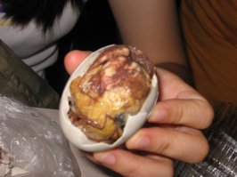 Ну есть и вообще не аппетитные способы употребления яиц.Например забыли упомянуть про "балот"??))Для тех кто не знает-филиппинское лакомство.Вареные яйца со сформировавшимся, но еще не вылупившимся птенцом курицы