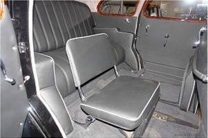 Вон оно чего: стульчик откидной для охранников порадовал- охрана то -"На страпонтенах!", и в охренительных штанах? :)