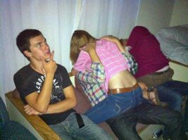 мне кажется, что на этом фото парню слева гораздо лучше, чем его коллеге справа)