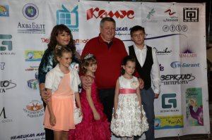 У меня дочка в кружок ходит, и он всегда на все показательные выступления приходит. Он является  одним из продюсеров продюсерского центра maqic star.