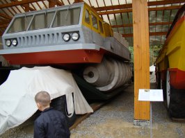 Черноголовский технический музей. Шнекоболотоход, справа один из поисковых ЗиЛов. Фоткали уже к концу осмотра, батарейки почти на нуле были. С детьми в это музей съездить одно удовольствие, пацанам особенно интересно будет.