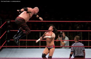 Действовал по инструкции: полицейский успокоил двух агрессивных школьниц