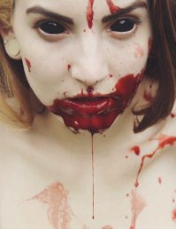 У девушки критические дни ?