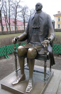 У меня всегда вызывал недоумение памятник Петру в Петропавловке:
