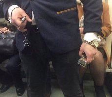 Когда оказался в метро, но нужно дать понять всем, что ты здесь случайно и вообще ты успешный человек