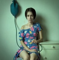 Клизму должен уметь делать каждый человек. А для тех, кто самостоятельно использует голодание в оздоровительных целях это умение просто необходимо. Но большинство людей имеют смутное представление об это простой и полезной процедуре. А между тем самостоятельно очистить собственный кишечник может почти каждый человек. Все что необходимо для этого – желание и собственный опыт. Кружка Эсмарха